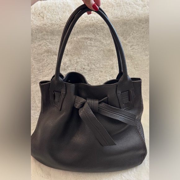 Handbags - Elegant Black Leather Tote Bag